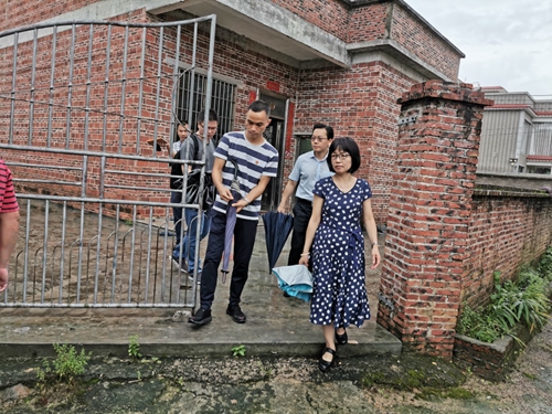 調(diào)研組走訪貧困戶