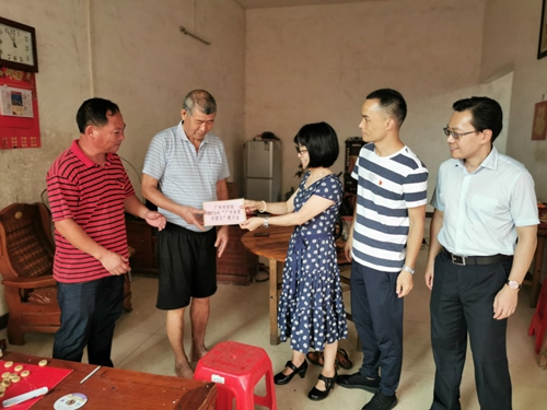 調(diào)研組對(duì)貧困戶進(jìn)行慰問