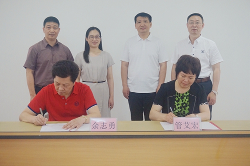 余志勇主席與管艾宏書記簽訂締結(jié)友好僑聯(lián)協(xié)議書。