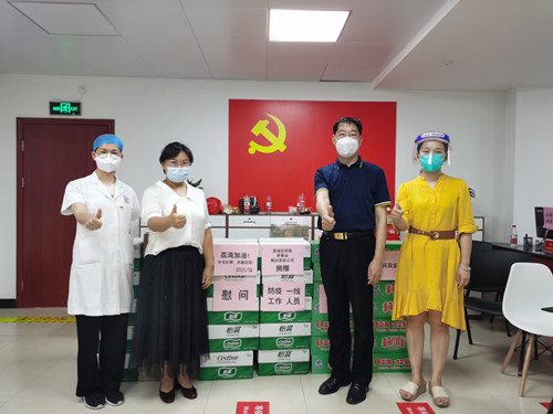 圖;區(qū)僑聯(lián)副主席譚浣君為龍津街、金花街、嶺南街送去礦泉水和八寶粥.jpg
