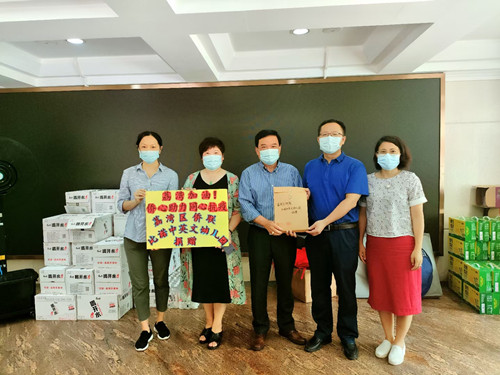 圖;區(qū)僑聯(lián)常委鄧志富為彩虹街抗疫捐資出力.jpg
