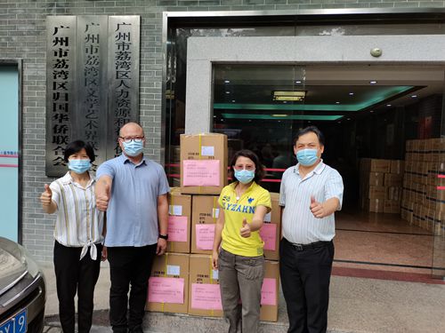 接收愛心僑友捐贈(zèng)的防護(hù)面罩.jpg