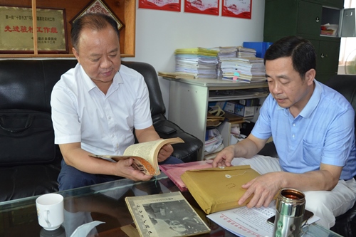 翻閱南大歸僑史料_副本.jpg