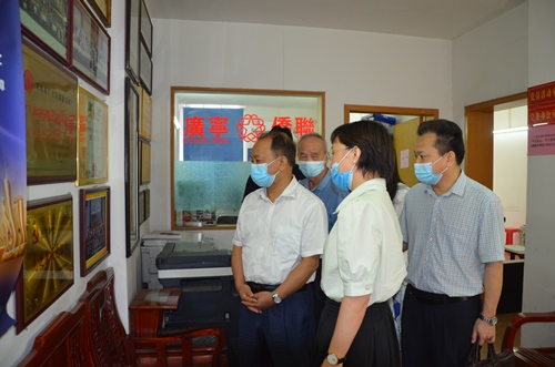 察看縣僑聯(lián)辦公室環(huán)境_副本.jpg