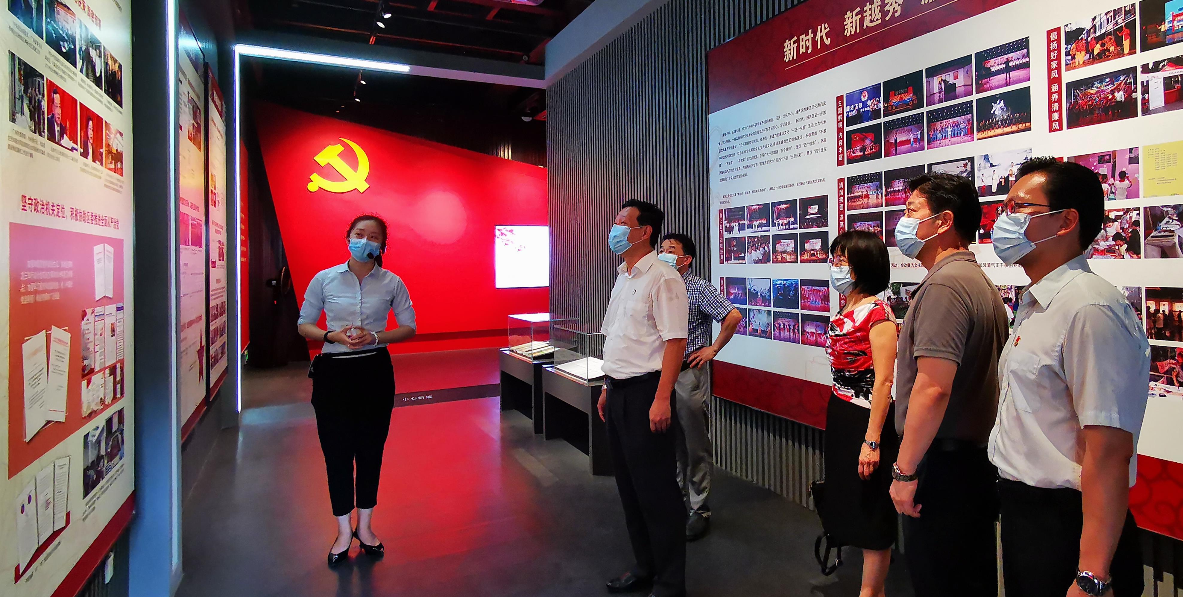 參觀展覽.jpg