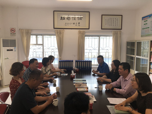 區(qū)僑聯(lián)主席黃建雄一行到大良北區(qū)社區(qū)僑務(wù)工作站學(xué)習(xí)調(diào)研2_副本.jpg