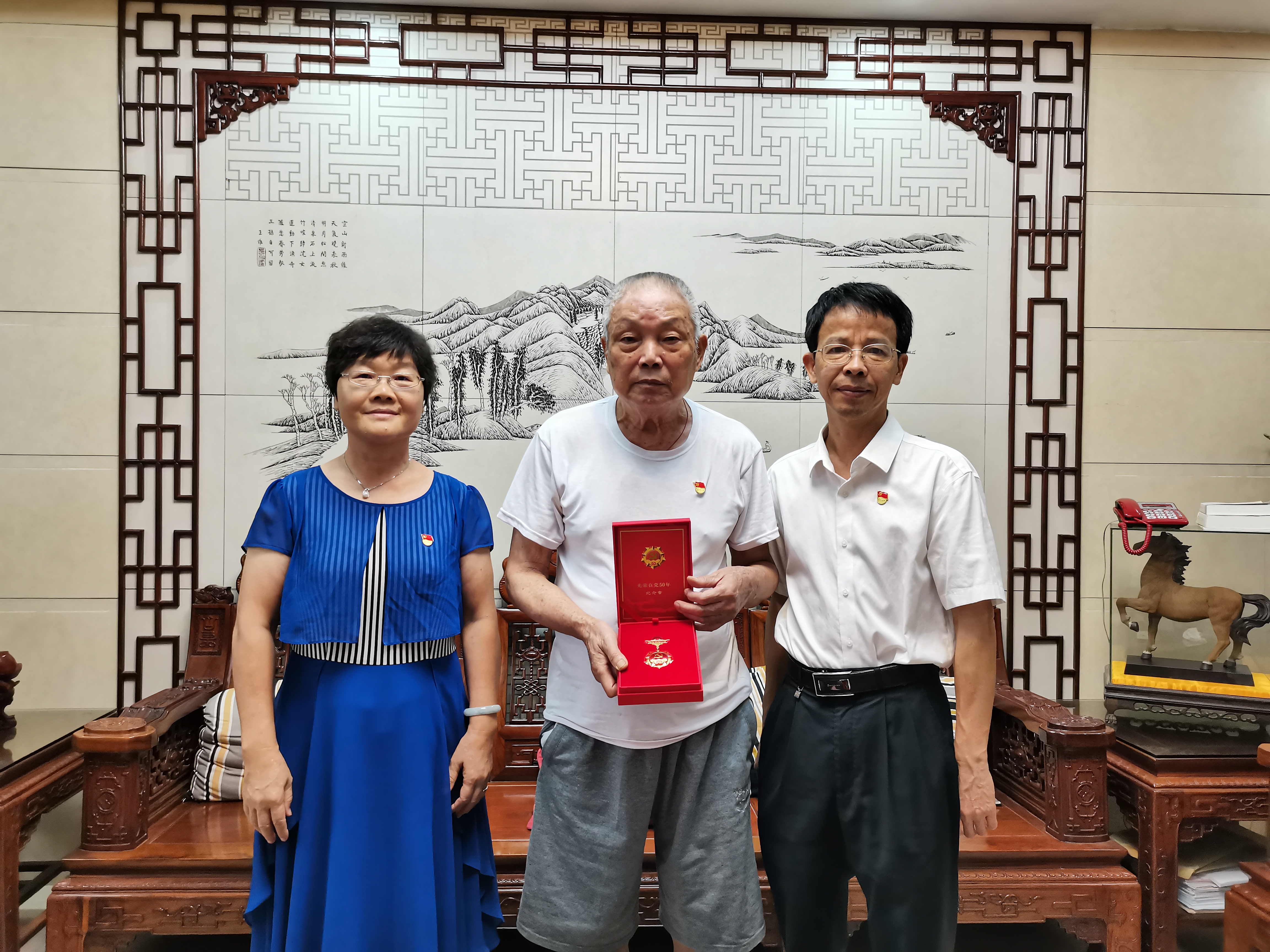 向老黨員程德才（中）頒發(fā)紀念章.jpg