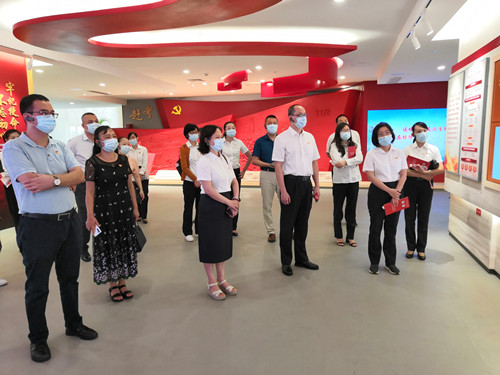 市僑聯(lián)黨員干部參觀展覽(1).jpg