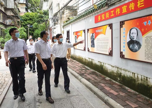 萬立駿主席參觀多寶街百年僑力量宣傳欄.jpg
