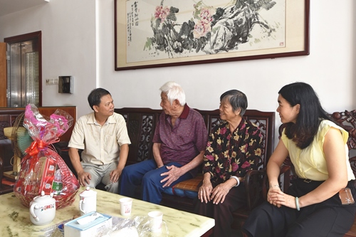 市僑聯(lián)一級(jí)調(diào)研員黃志堅(jiān)（左一）走訪慰問馬來西亞歸僑陳哲英_副本.jpg