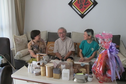 市僑聯(lián)黨組成員、副主席謝躍紅（左一）走訪慰問僑界重點(diǎn)人士、香港同胞林守常_副本.jpg