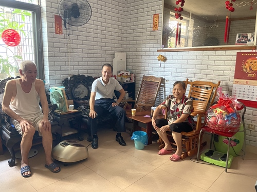 市僑聯(lián)黨組成員、副主席黃宇暉（中）走訪慰問南僑機(jī)工遺屬鄧焯棠_副本.jpg