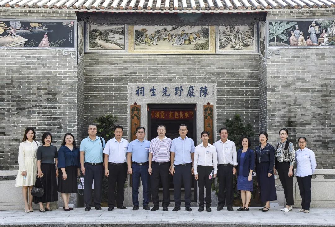 市、區(qū)僑聯(lián)領(lǐng)導(dǎo)考察社區(qū)內(nèi)僑捐項(xiàng)目.jpg