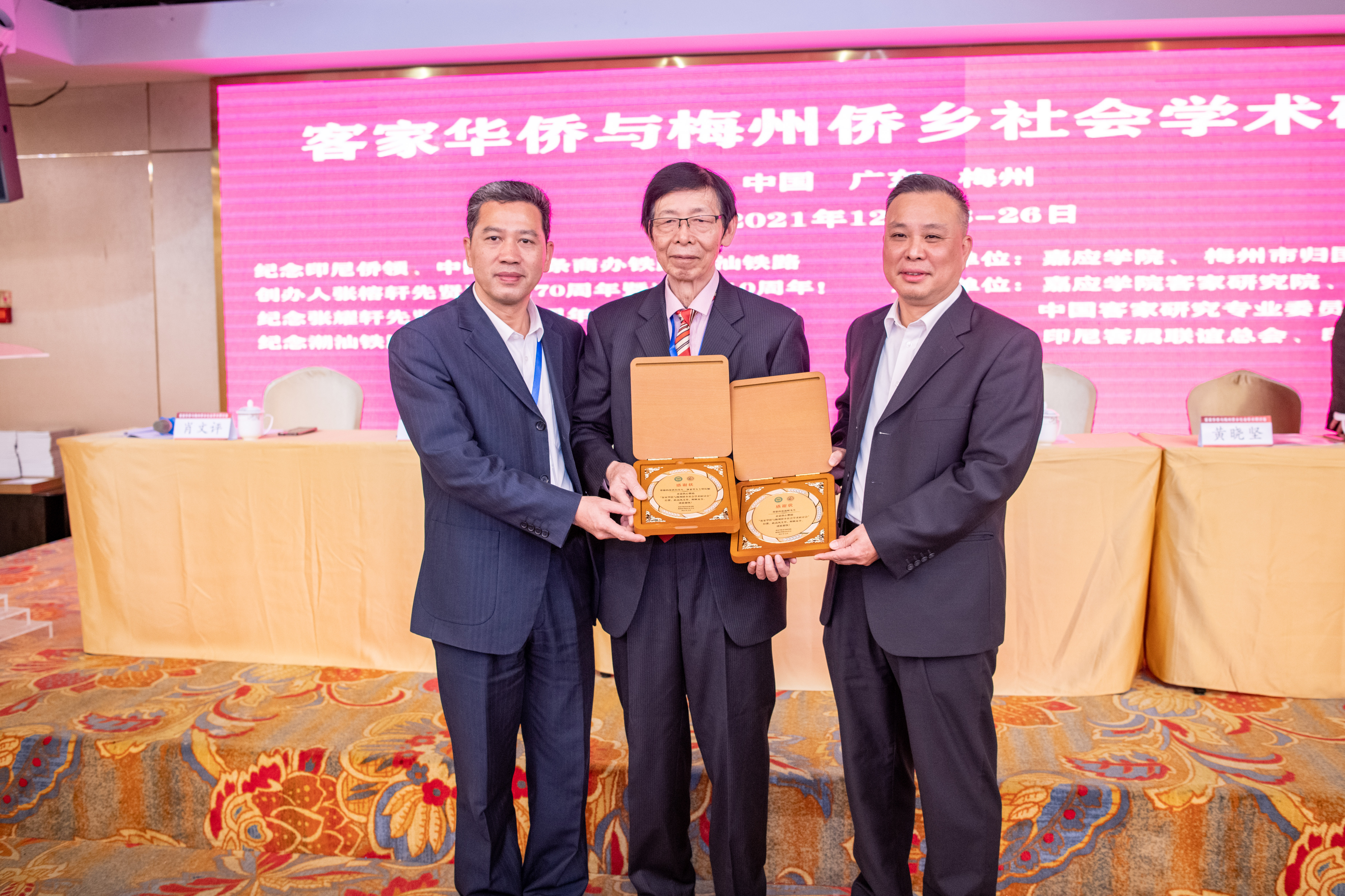 2廖志成副校長（左）湯志平主席（右）向張榕軒、張耀軒后裔頒發(fā)感謝狀，由饒淦中先生（中）代領(lǐng).jpg