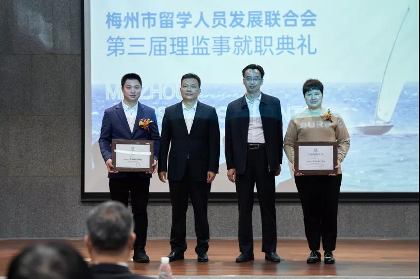 7常務(wù)副會(huì)長(zhǎng)黃劍波（左1）、鄭選花（右1）接受榮任證書.jpg