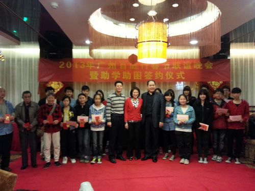 百勝行董事長張建忠夫婦為學生和孤老發(fā)放助學款和助養(yǎng)金。