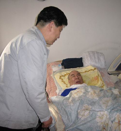 余志勇主席在東區(qū)慰問(wèn)時(shí)，詳細(xì)了解患病歸僑家庭的困難情況。