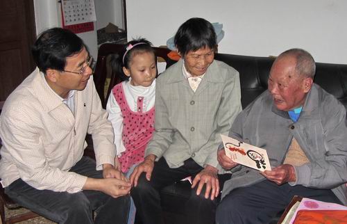 楊彪副主席在黃圃慰問(wèn)時(shí)，與困難歸僑家庭成員促膝談心。