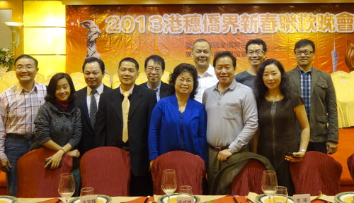 羅仲哲主席與越秀區(qū)僑聯(lián)的香港委員合影。