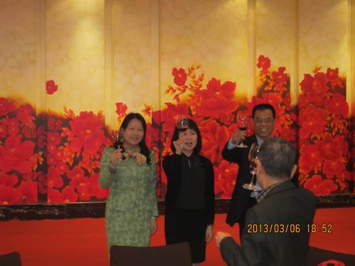香港駐粵經(jīng)貿(mào)辦楊翠萍副主任、市僑聯(lián)謝惠蓉主席、李鴻釗副主席向出席“晚餐會(huì)”的企業(yè)家敬酒。