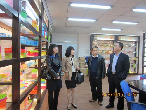 楊翠萍副主任一行參觀汕頭市虹泰貿(mào)易有限公司、汕頭市怡佳塑膠制品有限公司參觀展廳，總經(jīng)理鄭升標(biāo)向客人介紹企業(yè)生產(chǎn)的產(chǎn)品種類(lèi)、質(zhì)量。