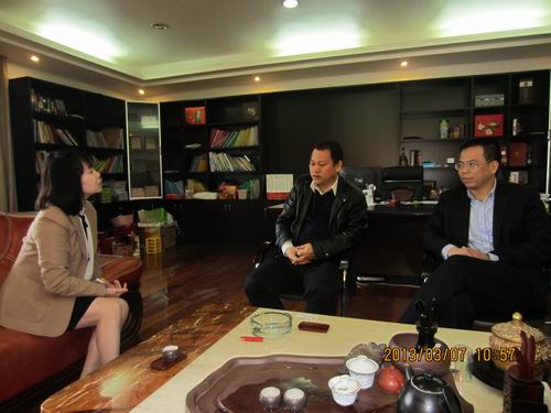 楊翠萍副主任一行與汕頭市虹泰貿(mào)易有限公司、汕頭市怡佳塑膠制品有限公司總經(jīng)理鄭升標(biāo)座談。