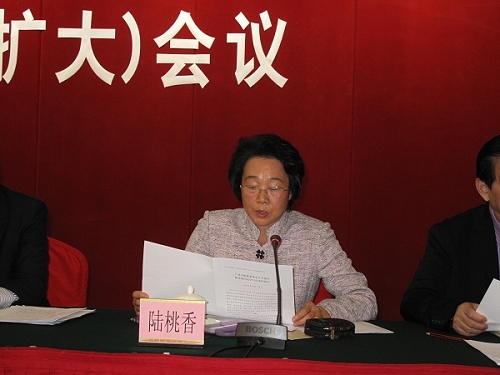市僑聯(lián)陸桃香巡視員宣讀向陳華明同志學習決定
