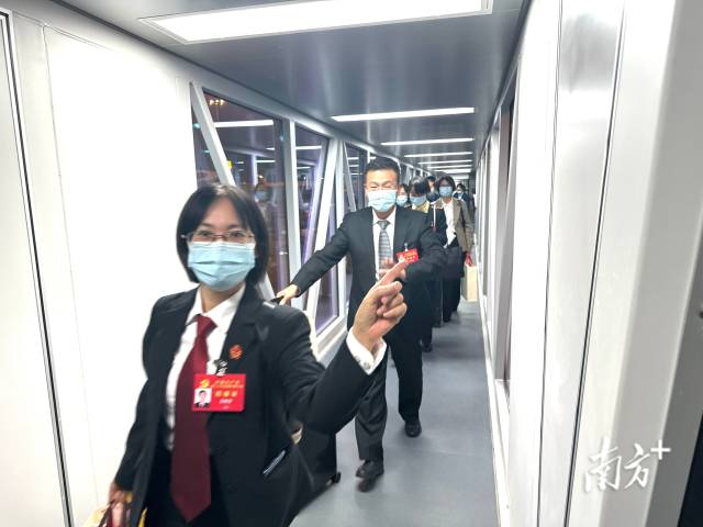 10月23日晚，我省出席黨的二十大代表在完成大會各項任務(wù)后返回廣東。南方日報王輝 肖雄 攝