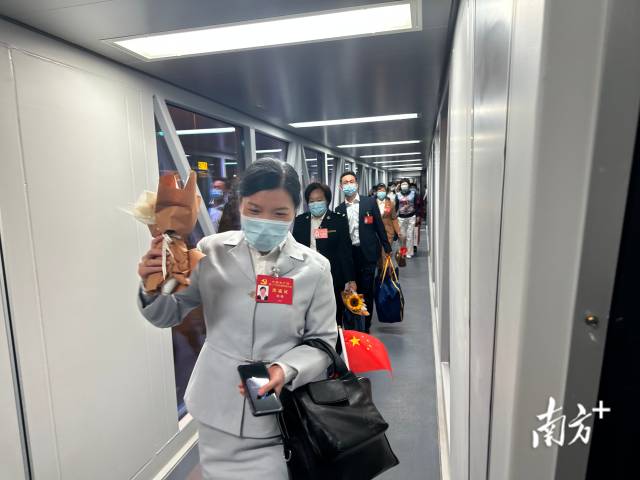 10月23日晚，我省出席黨的二十大代表在完成大會各項任務(wù)后返回廣東。南方日報王輝 肖雄 攝