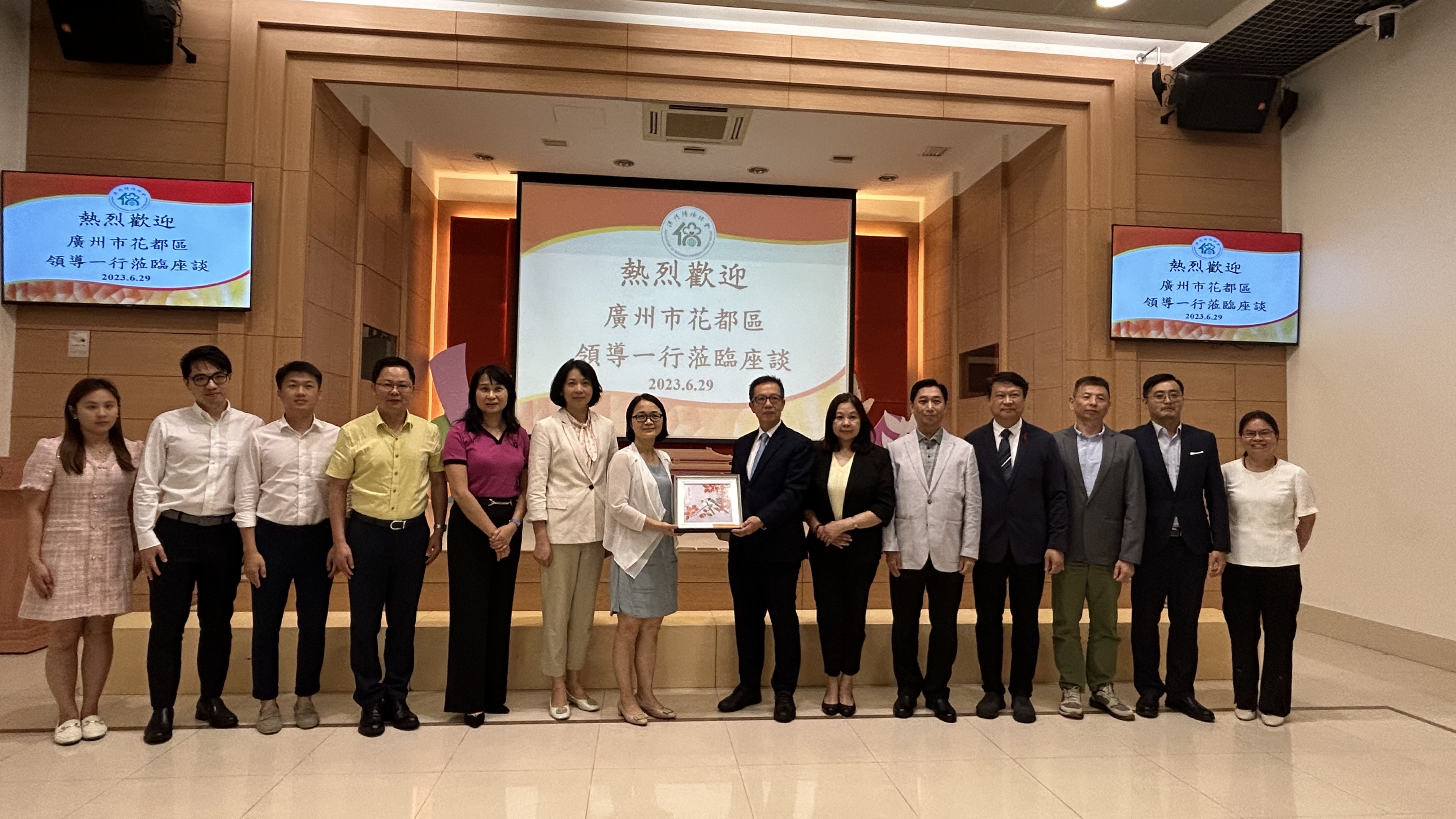 訪問團(tuán)拜訪澳門歸僑總會(huì)，受到澳門歸僑總會(huì)副會(huì)長(zhǎng)廖麗夏、趙文炎、馬炳國(guó)，畢志健等副會(huì)長(zhǎng)、副理事長(zhǎng)、副秘書長(zhǎng)、主任等熱情接待并舉行座談交談 2.jpg