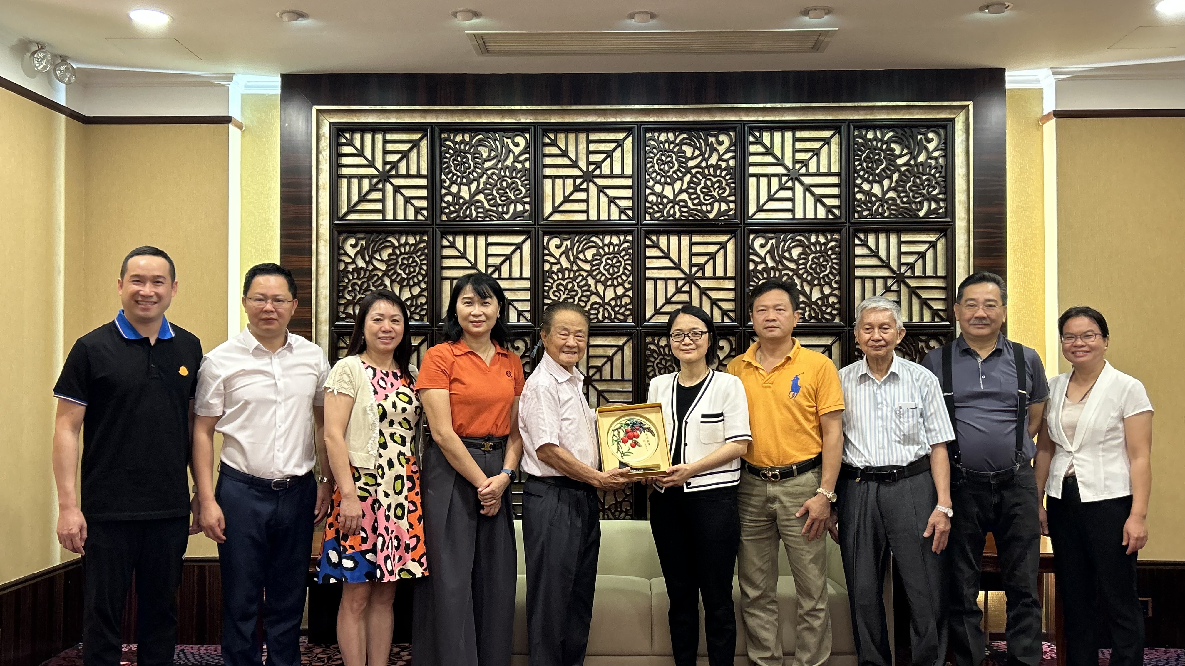 訪問團(tuán)拜訪了澳門廣州花都同鄉(xiāng)聯(lián)誼會(huì)，受到澳門廣州花都同鄉(xiāng)聯(lián)誼會(huì)會(huì)長(zhǎng)畢根、常務(wù)副會(huì)長(zhǎng)李少星、副會(huì)長(zhǎng)梁智偉、秘書長(zhǎng)李殷玲、理事長(zhǎng)畢耀穎、監(jiān)事長(zhǎng)江華的熱情接待.jpg