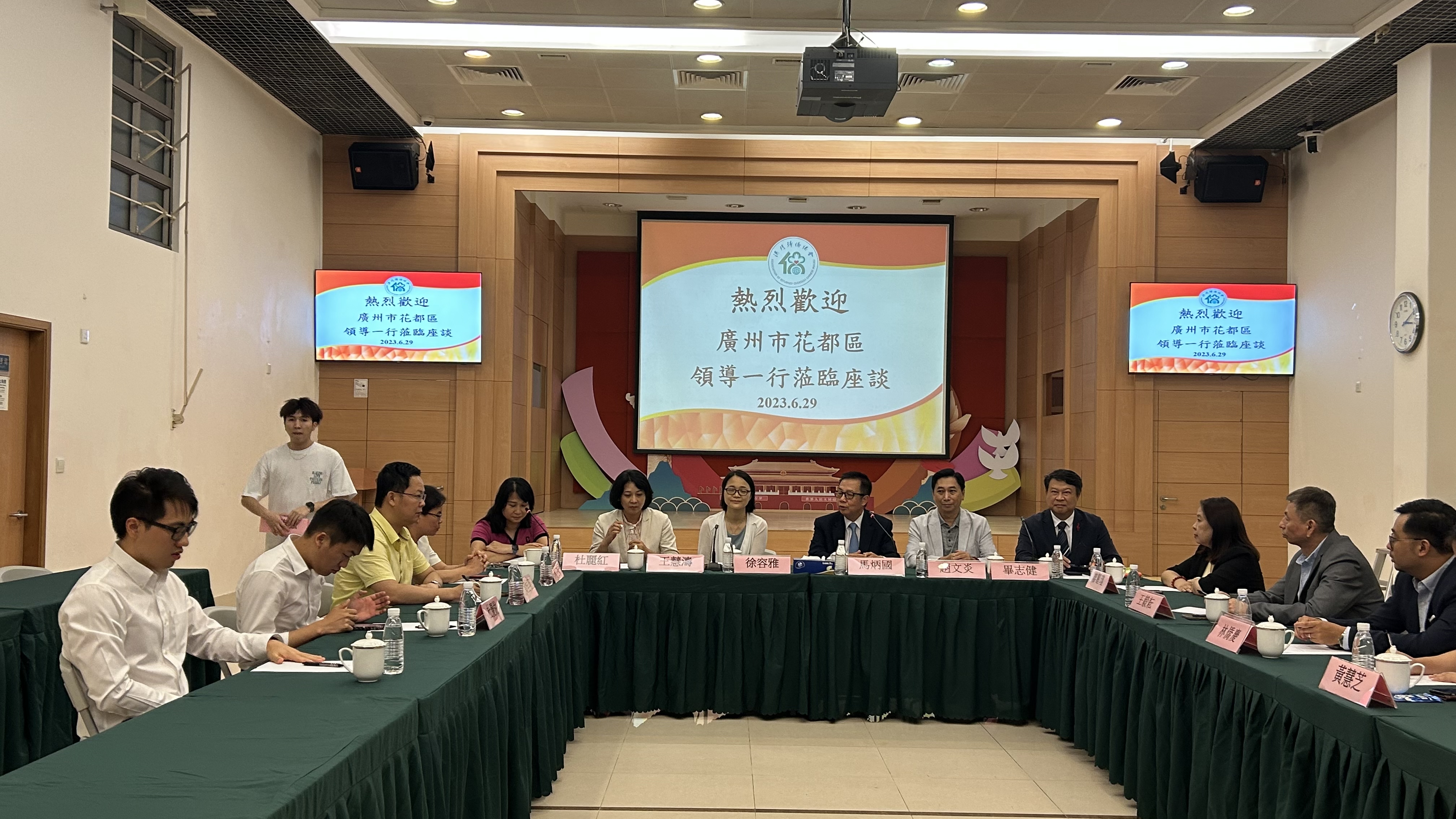 訪問團(tuán)拜訪了澳門歸僑總會(huì)，受到澳門歸僑總會(huì)副會(huì)長(zhǎng)廖麗夏、趙文炎、馬炳國(guó)，畢志健等副會(huì)長(zhǎng)、副理事長(zhǎng)、副秘書長(zhǎng)、主任等熱情接待并舉行座談交談.jpg
