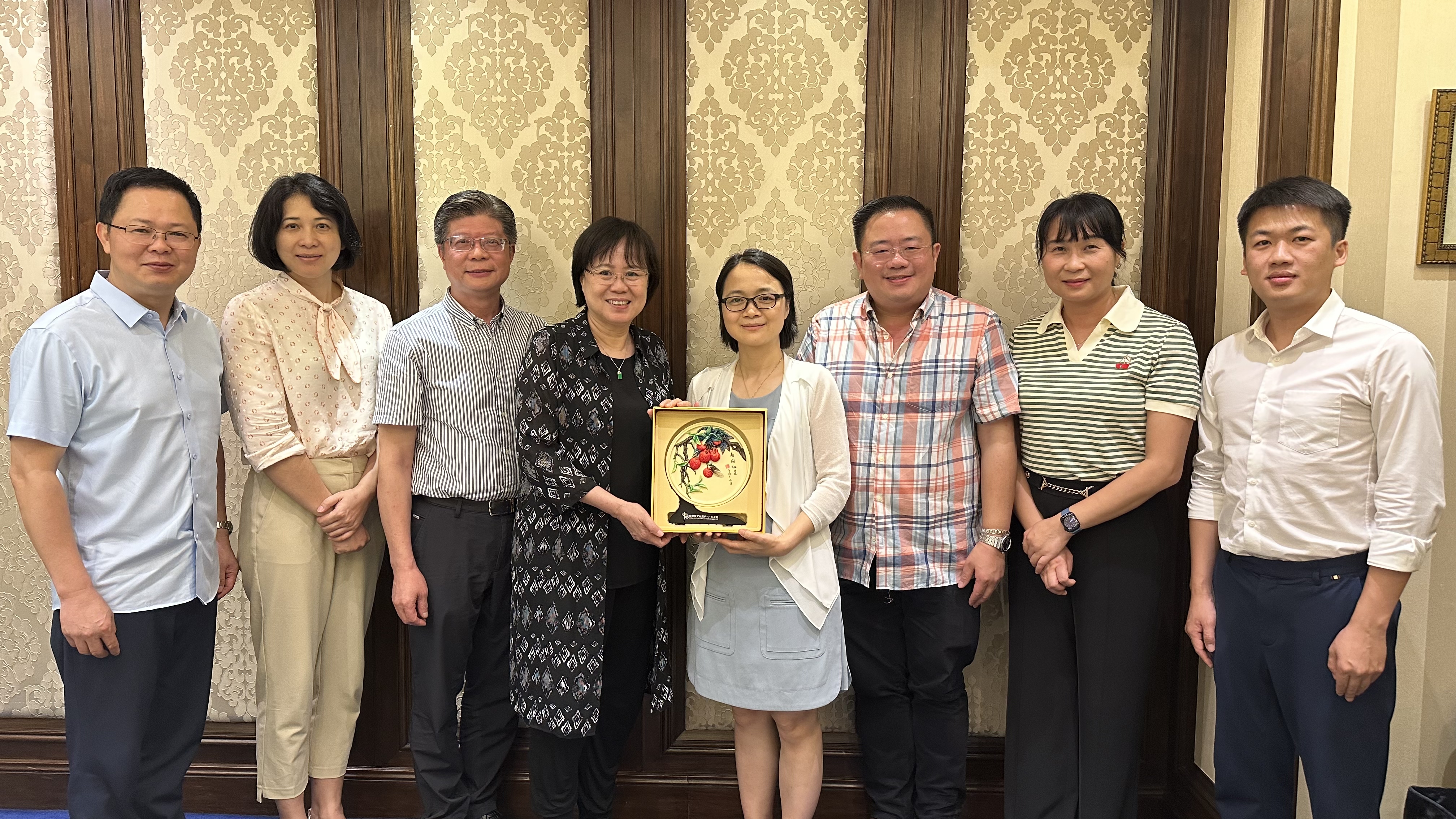 訪問團(tuán)拜訪了訪澳門旅游文化研究會(huì)，受到廣東省政協(xié)常委、港澳臺(tái)委員會(huì)副主任 、澳門旅游文化研究會(huì)副會(huì)長(zhǎng)柯海帆，廣西自治區(qū)委員，澳門旅游文研究會(huì)理事熱情接待.jpg