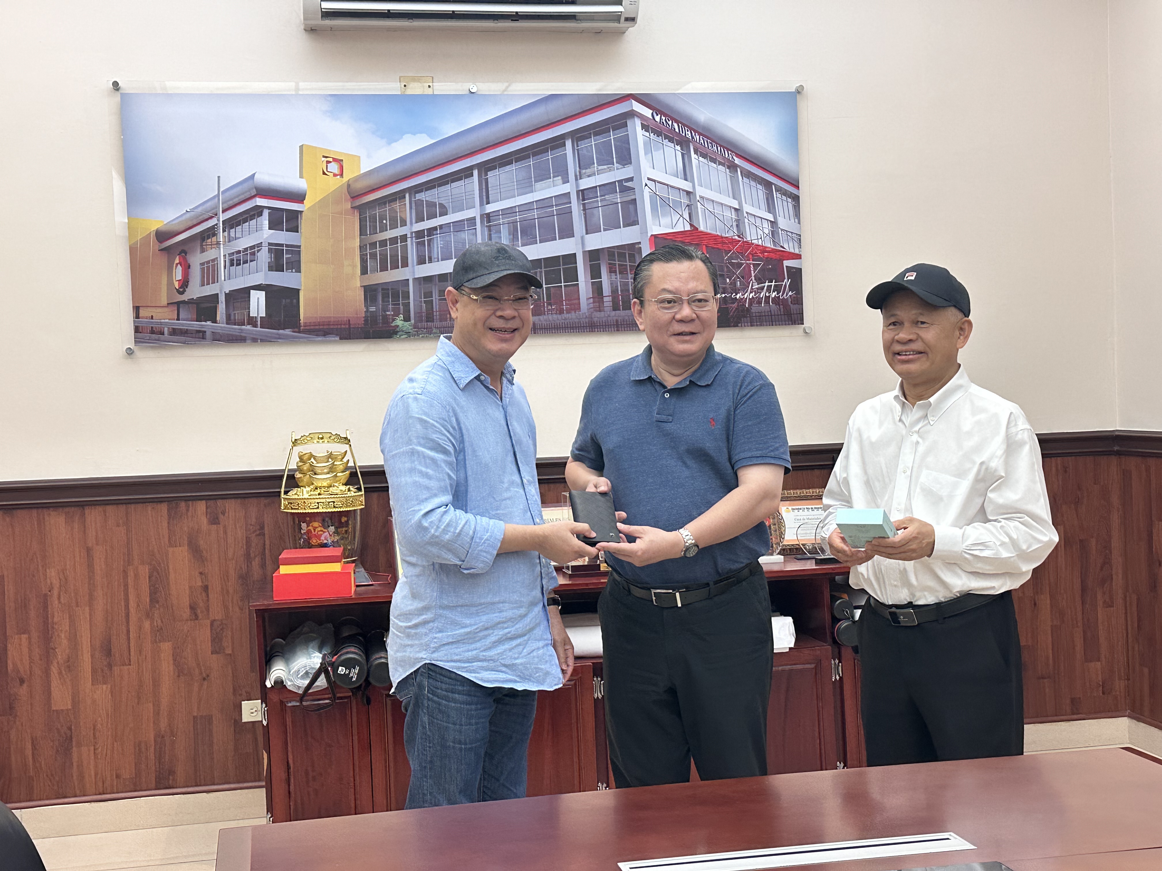 參觀考察重要華僑企業(yè).jpg